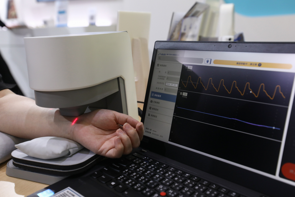 stake耘康脈象檢測系統透過電腦精準控制升降系統，還原中醫師三指把脈過程的舉、按、尋手法，將脈象感受轉化成數據，未來可結合大數據分析，實現智慧醫療及準確性